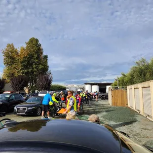 Registration line for the super fun 38 mile 10 winery wine tour bike ride known as Giro D&apos;Vino! 11-5-23