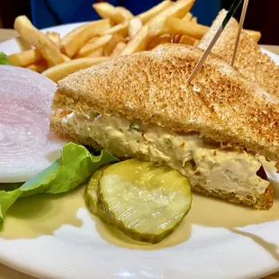 Chicken Salad Sndwich with tomato, onion and pickle