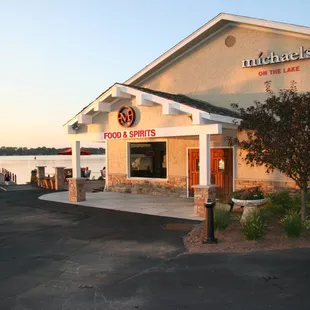 Welcome to Michael's on the Lake