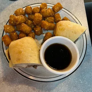 French Dip with tater tots