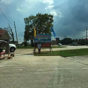 45 minute wait for shrimp in 91 degree heat. Where are the workers? Ridiculous !!!!