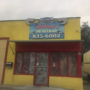 Front door. Not really a restaurant but a place to pick up seafood.