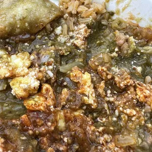 You can see both the red and green sauce Chilaquiles