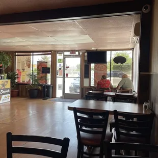 The place was empty and i think is because of the location. And also the sign outside not very eye catching.