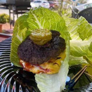Burger with NO BUN ... great presentation.. .  Why can&apos;t other restaurants do this ?