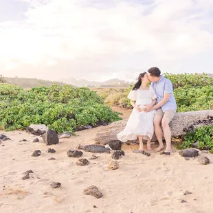 A dreamy maternity session in Oahu, Hawaii