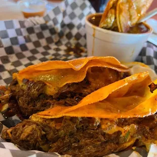 Birria tacos con consomé
