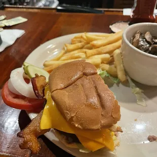 Bacon cheeseburger with Thousand Island dressing