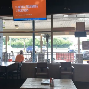 View to the outdoor seating (about 6 tables total)