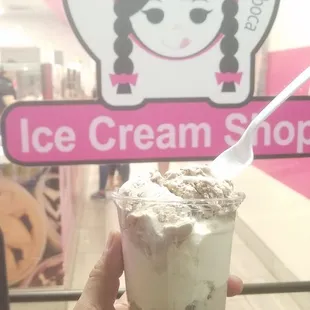 Medium cup, up to 3 flavor choices-Chocolate Abuelita, Ferrero Rocher, and Dulce De Leche