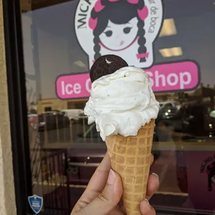 a hand holding an ice cream cone