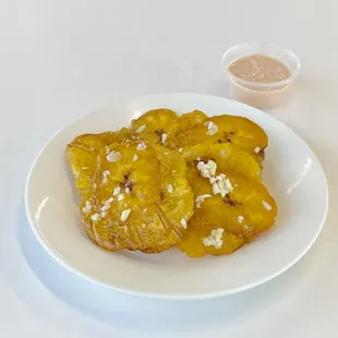 Tostones with garlic.