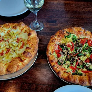 Yum! Digirolomo includes olive oil, gorgonzola and Giardino with red sauce, and veggies, mozza.