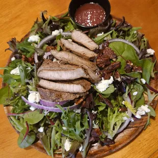 Florida Salad with steak, goat cheese, candied pecans, thinly sliced onion &amp; fresh fruit