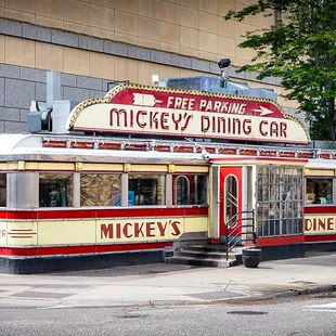 Awesome retro diner!! Exactly like something that popped out of the movies!