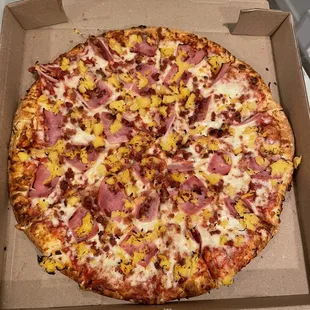 Large ham, bacon and pineapple. Very good!