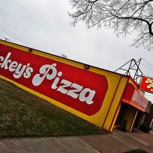 a sign for mickey's pizza