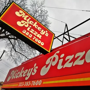 a sign for mickey's pizza
