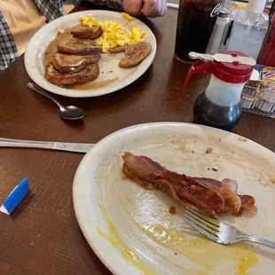 Cinnamon French toast finished (good) and one order late arriving. Bacon not good. Wish I had ordered the sausage.