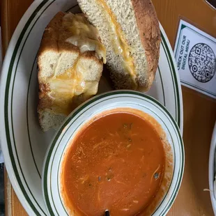 Chelsea&apos;s Grilled Cheese and Spicy Tomato basil soup