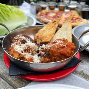 a plate of meatballs and bread