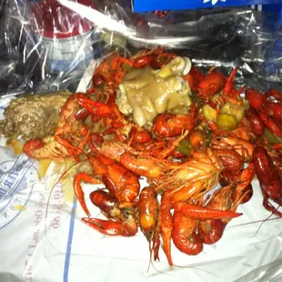 a large pile of craws