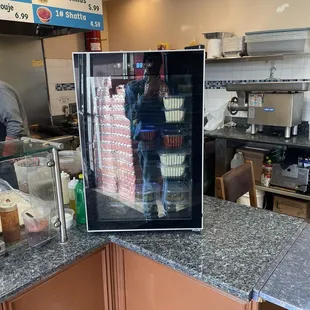 Sauces and hummus to go