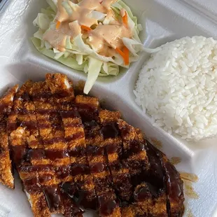 DE6. Chicken Katsu Dinner comes with soup and salad