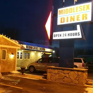 the outside of the restaurant at night