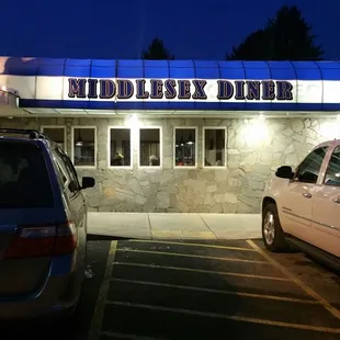 the outside of the restaurant at night