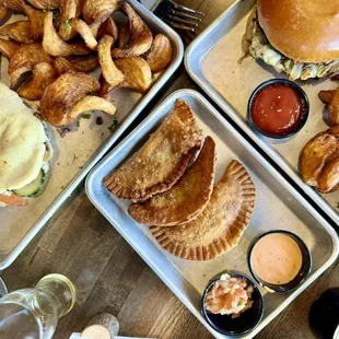 food, chicken wings and fried chicken
