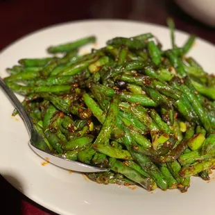 a plate of green beans