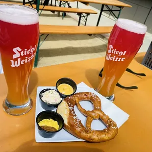 Pretzel &amp; grapefruit/raspberry bier.