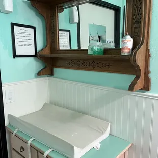 01/27/2023 cute bathroom! Even has a baby changing station!