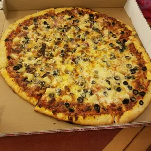 Our 18" XL ((Kosher!!! )) pizza from Midtown Pizza! Yuuuuuummy!!!!!
