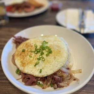 Corned beef, garlic rice, and egg for brunch!!! 10/10!!