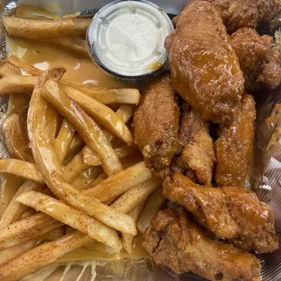 8 piece 24k Gold wings with cheese fries