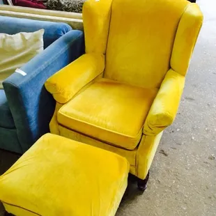 Tons of nice furniture!