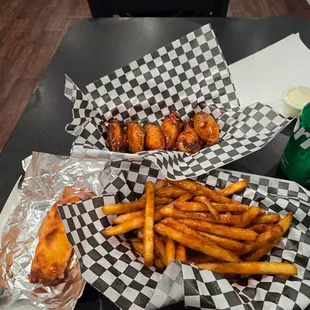 I ordered honey garlic wings, buffalo chicken egg roll, and the midwest fries. The owner came and set w/ me; so I enjoyed my experience!