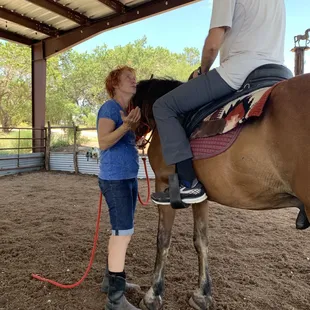 Genevieve explaining some first things before leading the horse further.