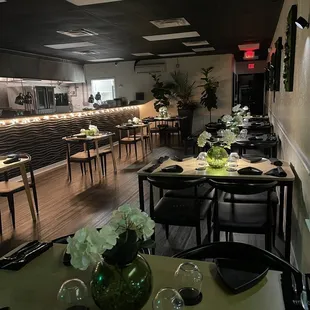 4 top tables and open kitchen