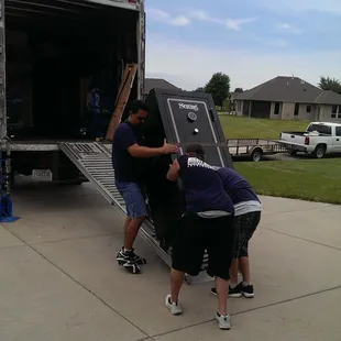 We move safes safely.