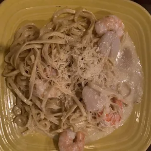 Linguini with shrimp and scallops