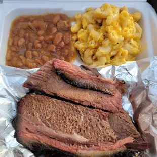 One meat plate (brisket) with homemade baked beans and Mac &amp; Cheese ...*chef&apos;s kiss*