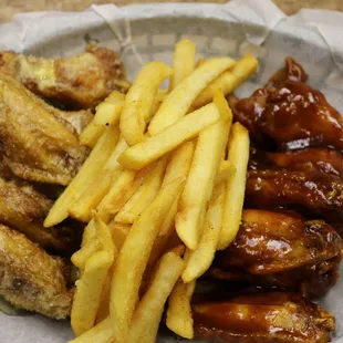 12 wings &amp; fries spit : garlic &amp; BBQ Mighty Wings at Poinciana: 3754 pleasant hill rd kissimmee: 407-785-1650