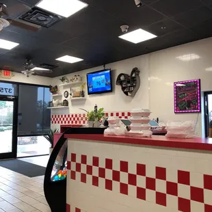 the inside of a fast food restaurant