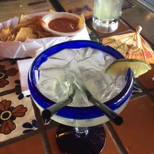 a margarita and chips