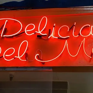 a delicaious deli mar sign