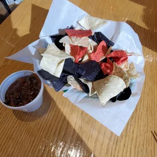 Waited 15 minutes to receive this Free basket and salsa. Plus 15 minutes more on My bland Frozen Strawberry Margarita. 5/5/2023