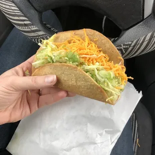 Am I supposed to be able to eat this without making a mess? What kind of taco shell is that